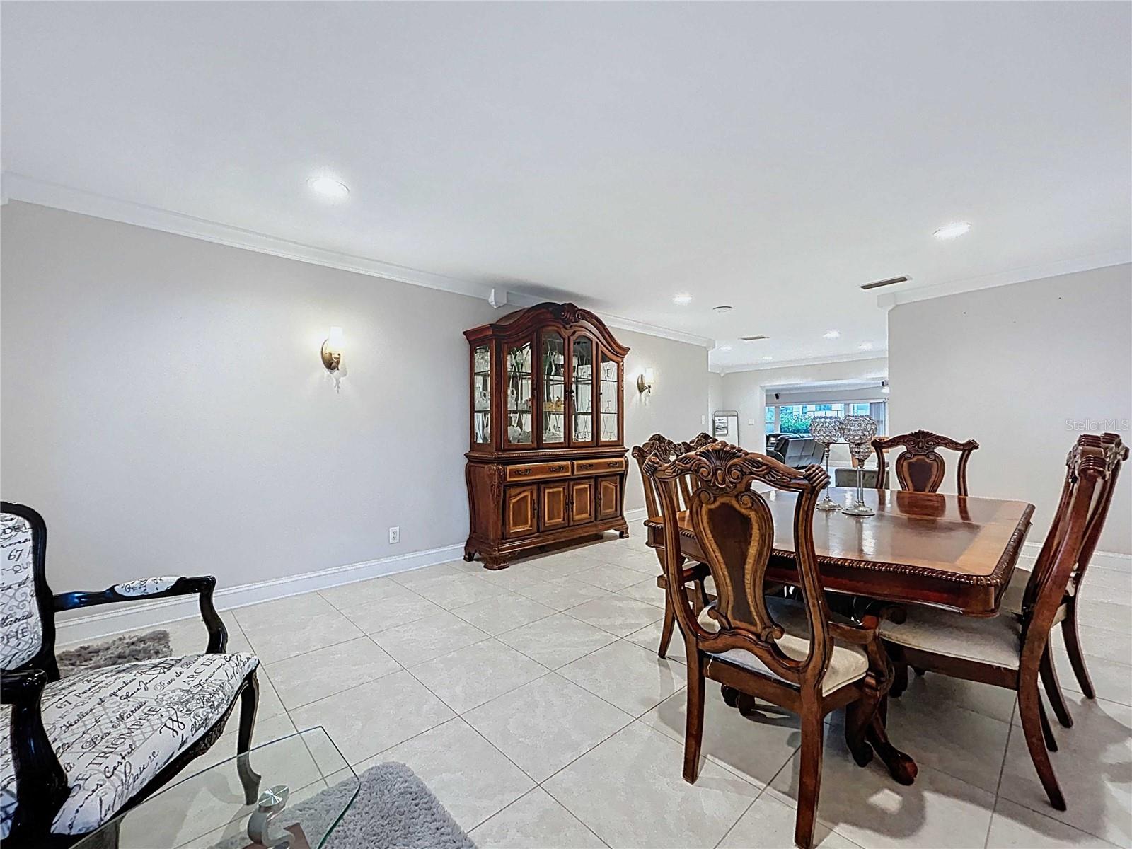 Entrance / Dining