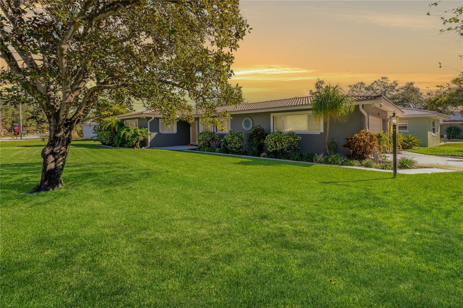 GORGEOUS CURB APPEAL & CORNER LOT IN CLEARWATER!
