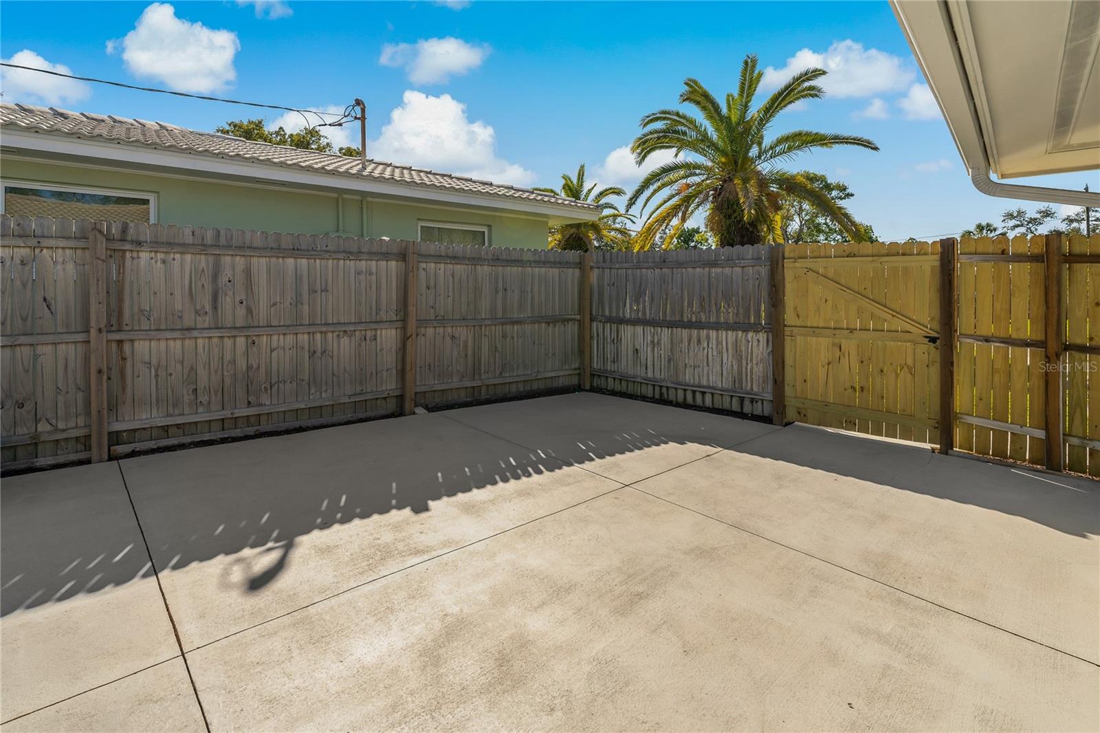 EXTRA ROOM FOR STORING YOUR TOYS ~ PERFECT FOR KAYAKS, BIKES, ALL YOUR OUTDOOR ACTIVITIES