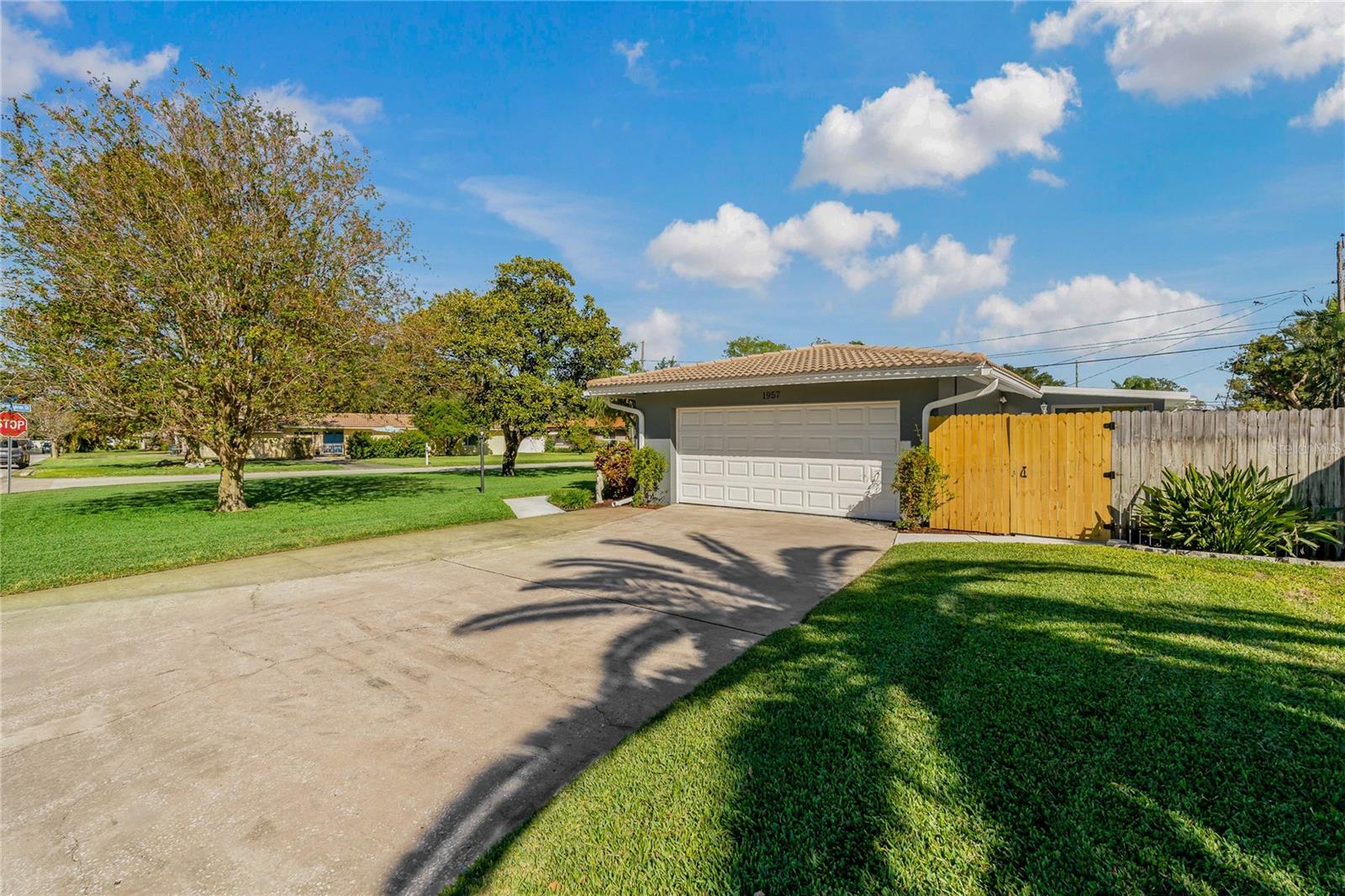 SPACIOUS DRIVEWAY