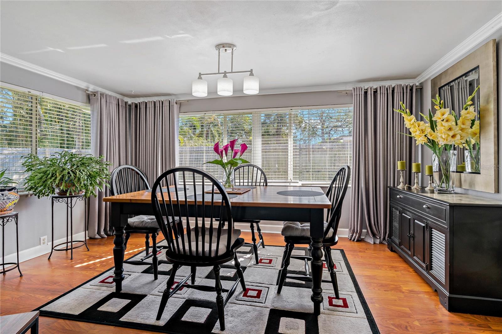 LIGHT AND BRIGHT DINING AREA