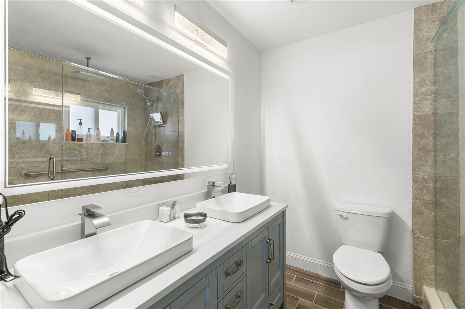 Primary Bedrom en suite bathroom