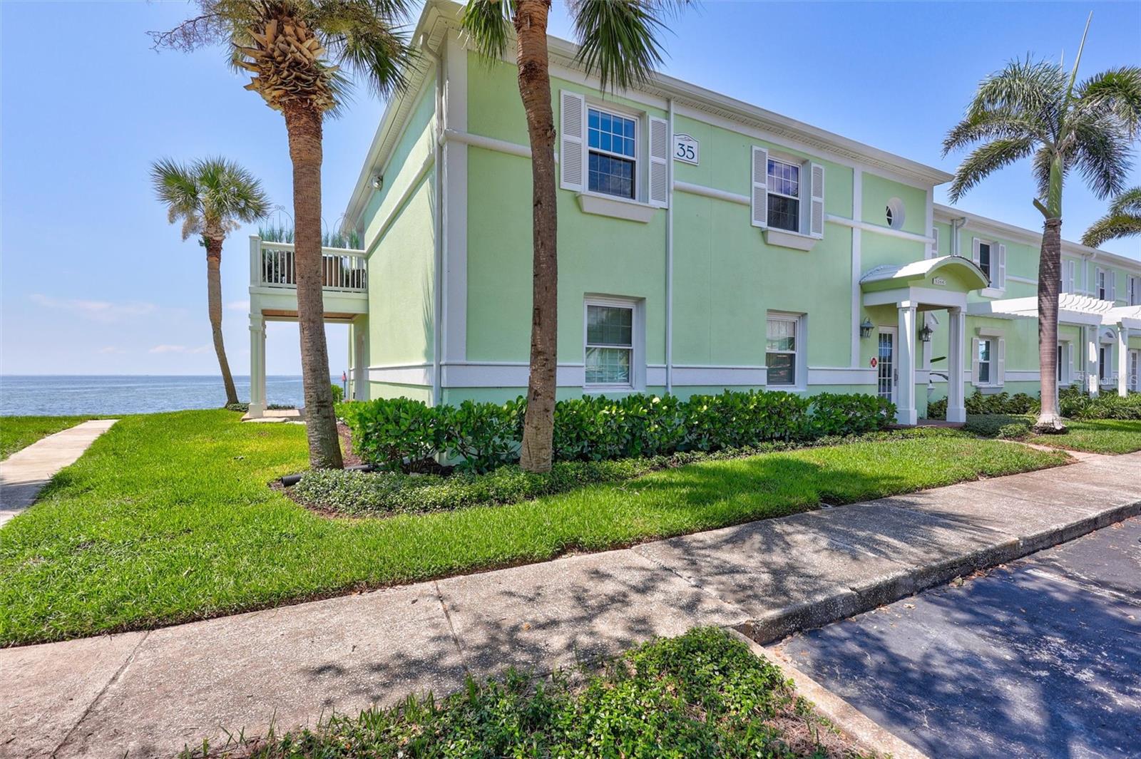Beautifully maintained Community.