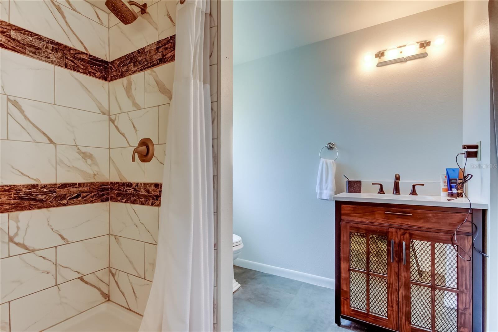 Primary En-Suite Bathroom