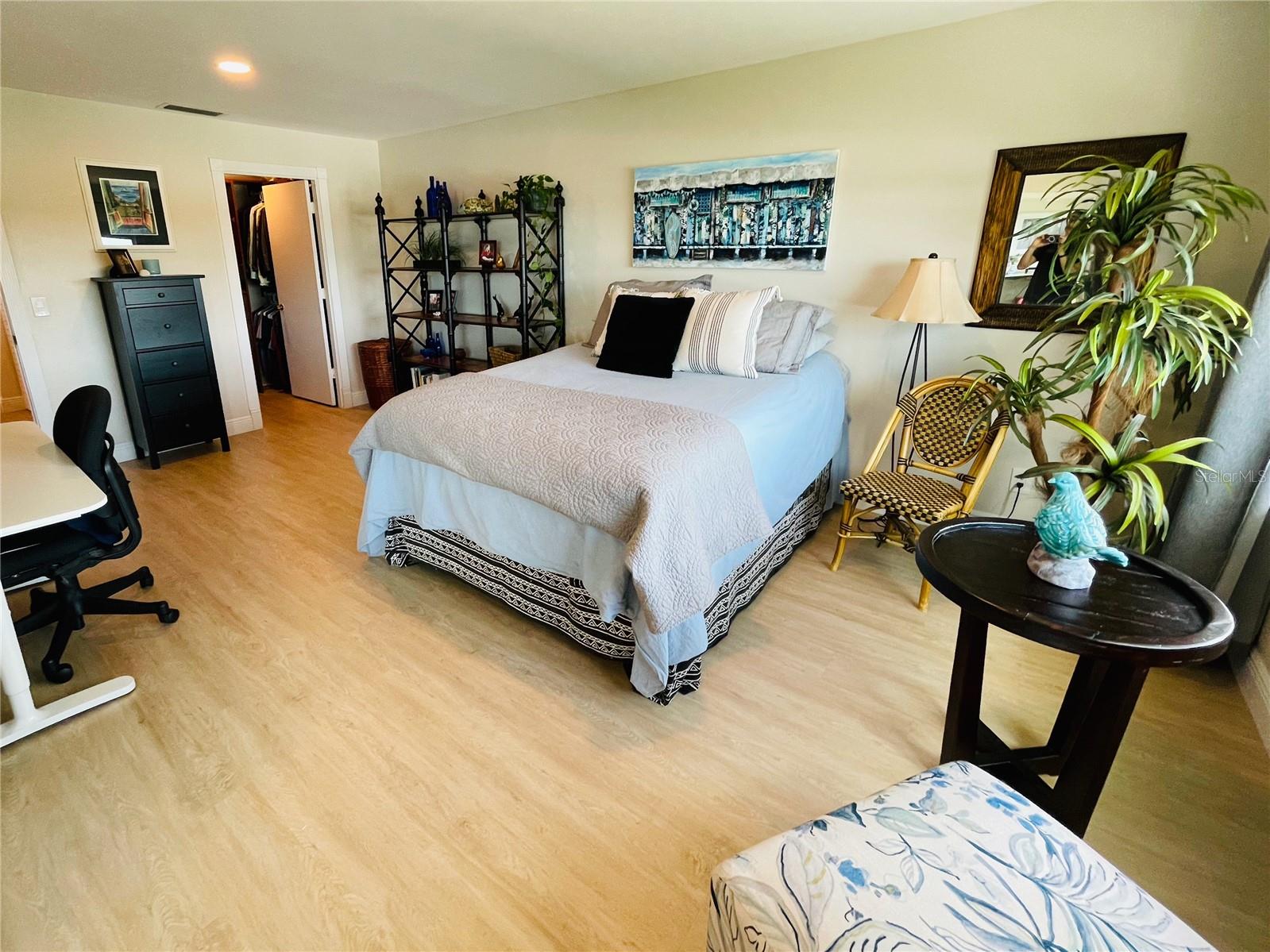 Large 2nd Bedroom w/built-in closet