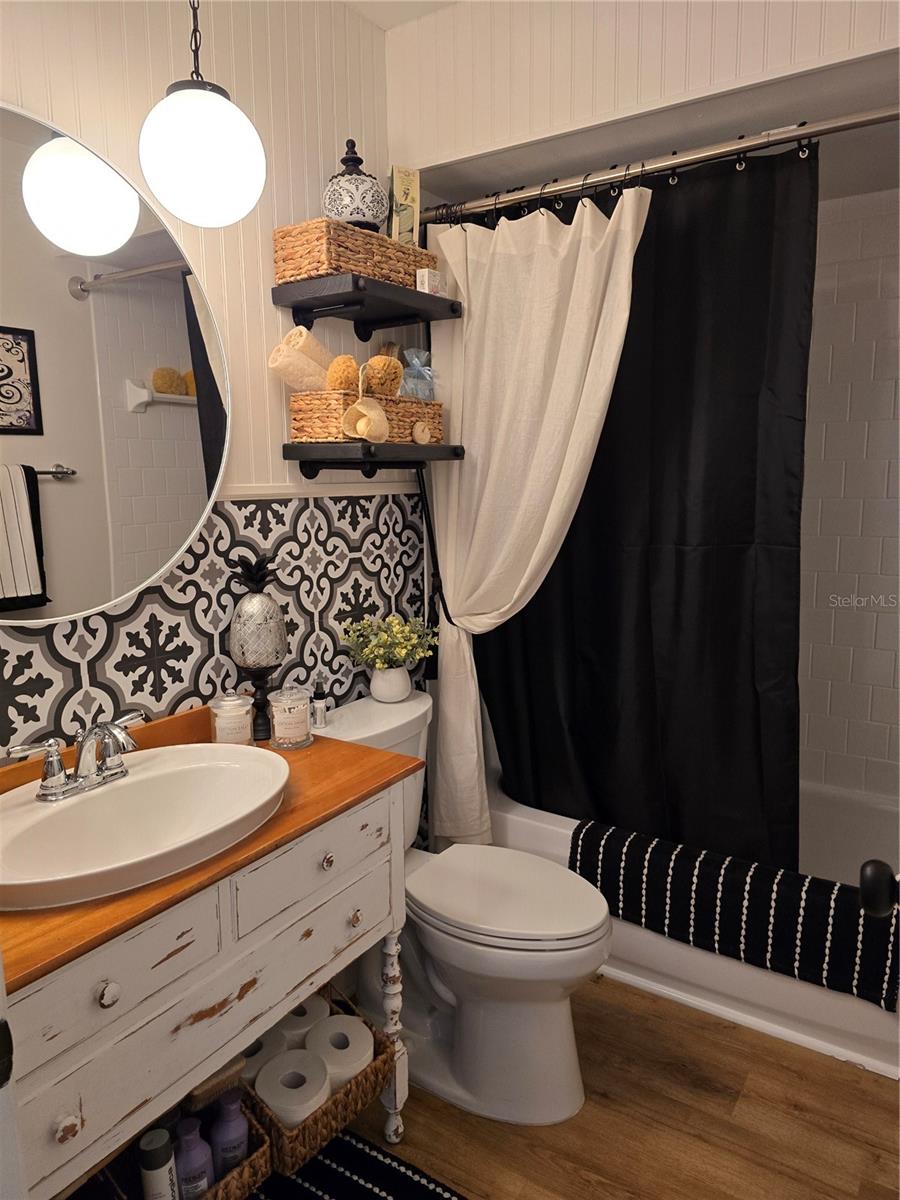 2nd Bath - Between both secondary bedrooms