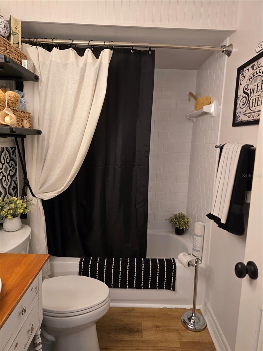 2nd Bath - Between both secondary bedrooms