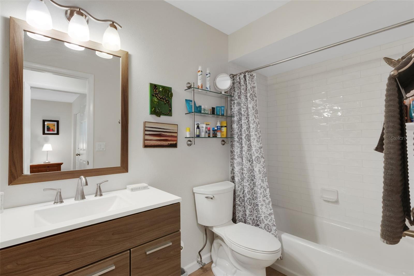 Guest Bath w/Tub