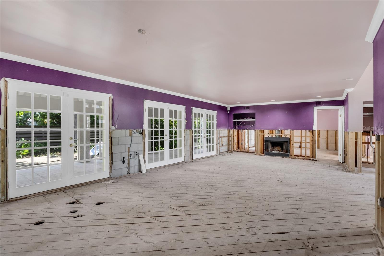 4 sets of French doors lead to the huge screened lanai.