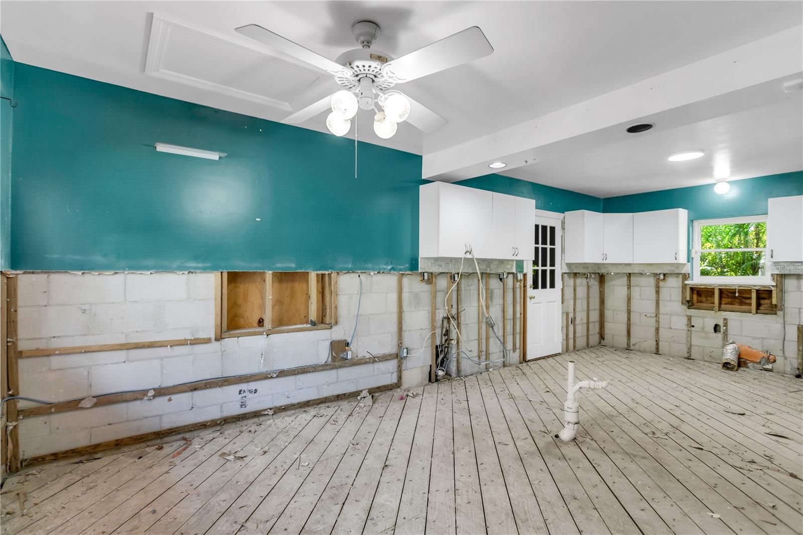 An eating area in the kitchen is super convenient.