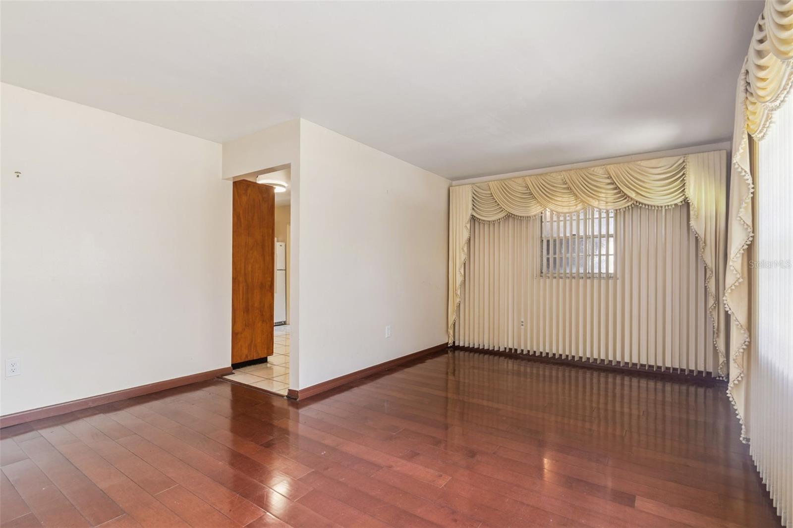 Kitchen to left| Living room to the right