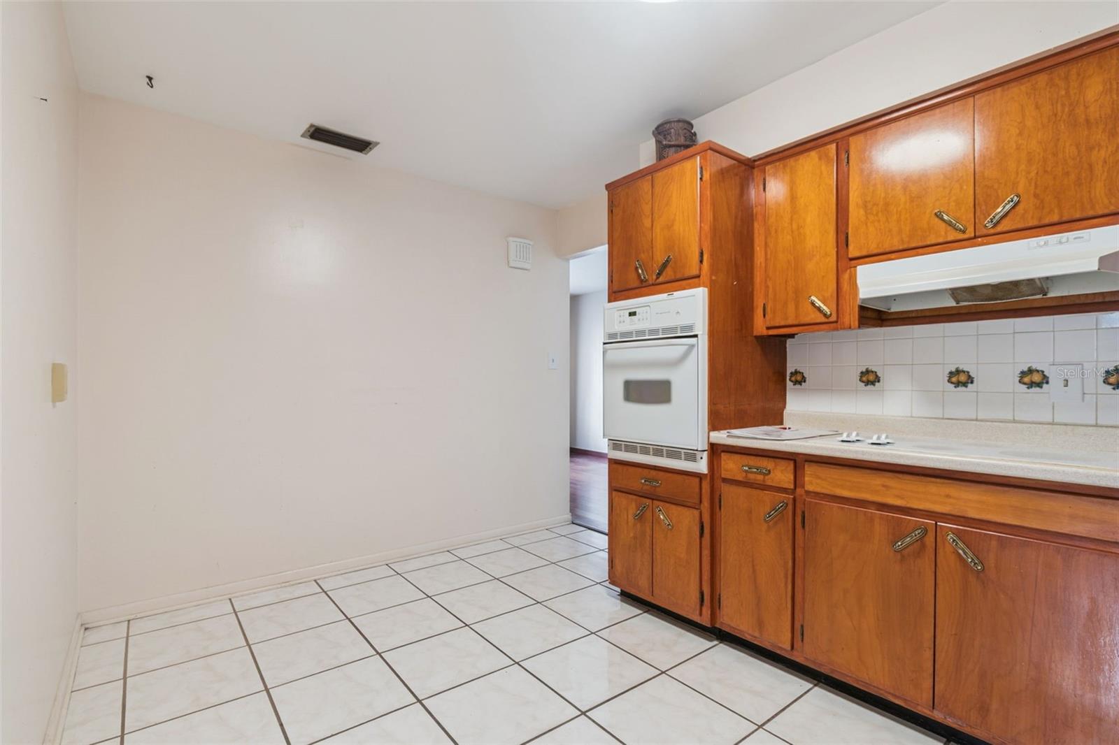 Large kitchen| dining area