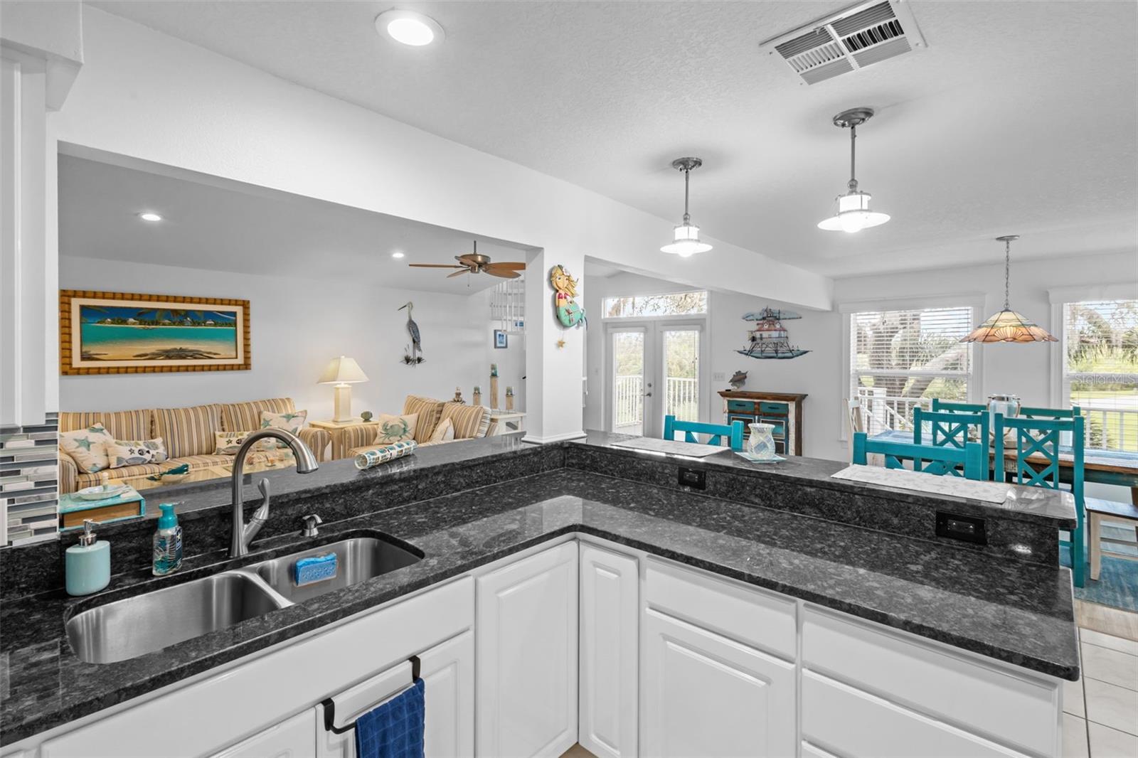 Kitchen and Breakfast Bar