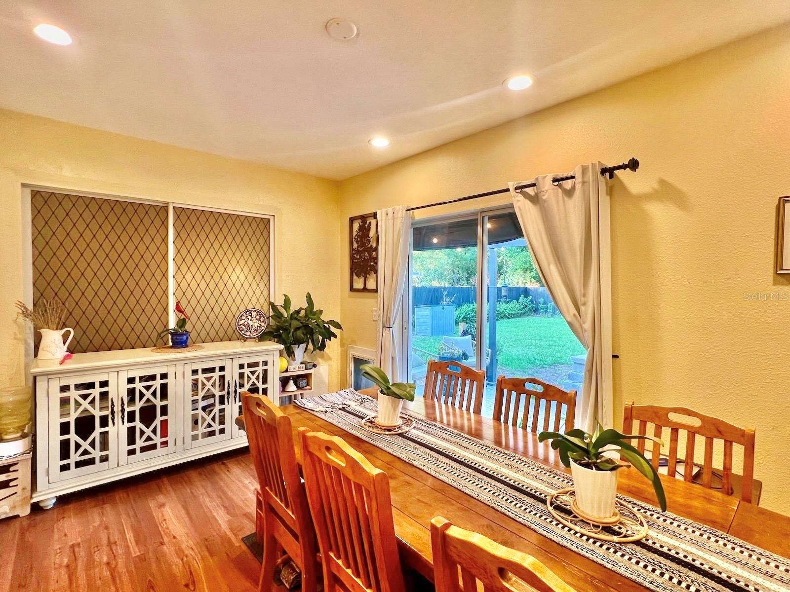 FURNISHED DINING