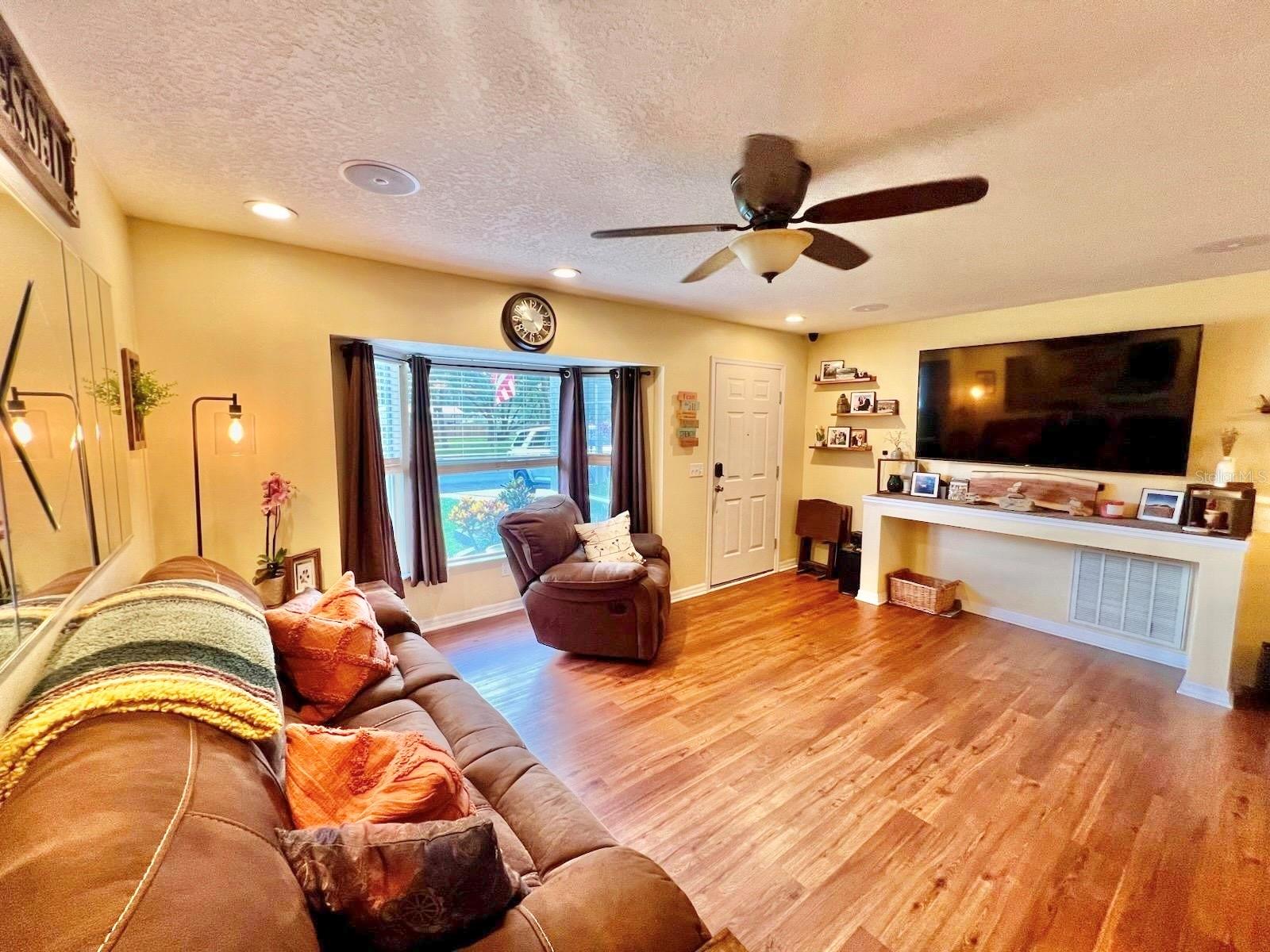 FURNISHED LIVING ROOM