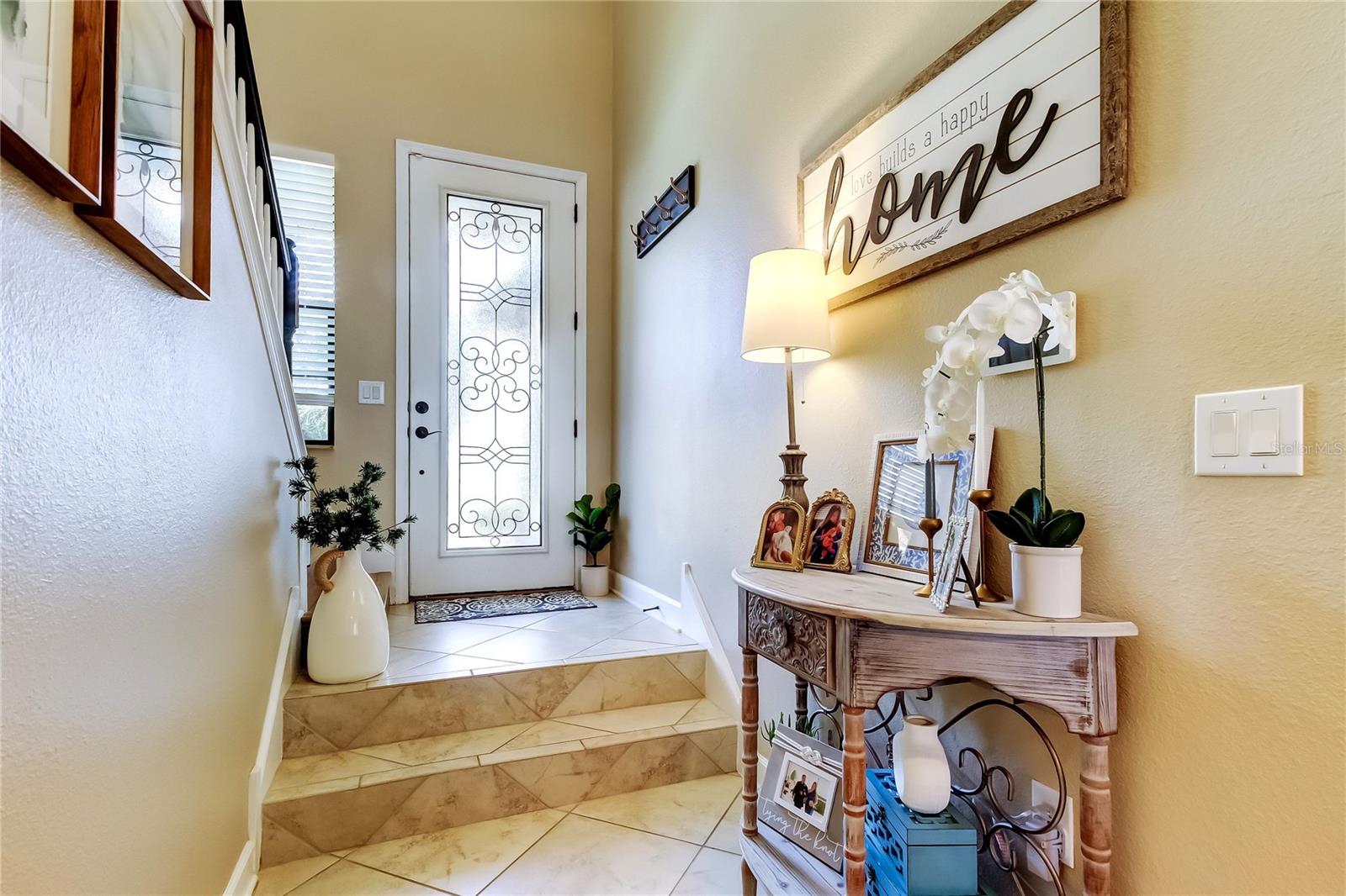 FOYER ENTRY