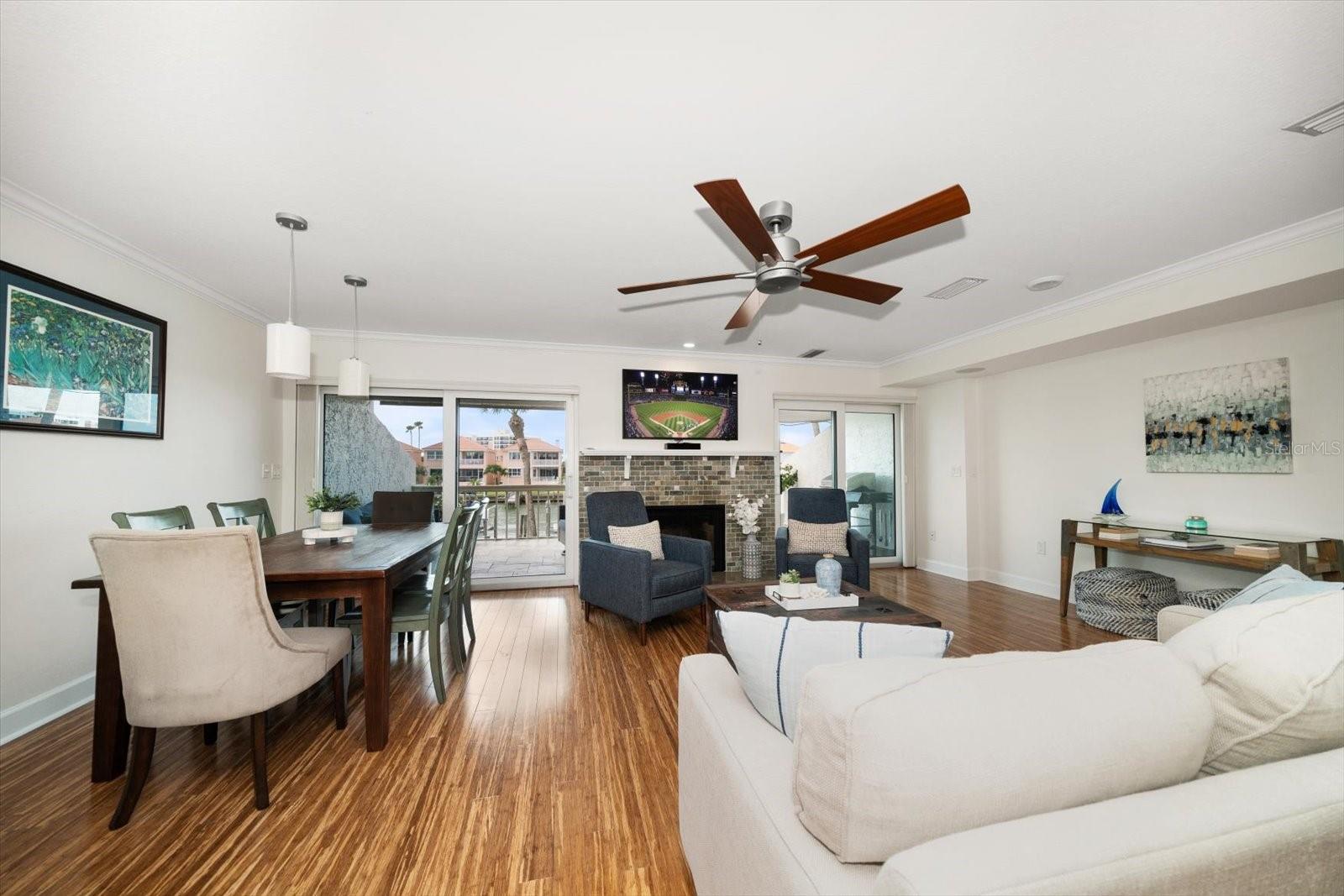 Open floor plan .