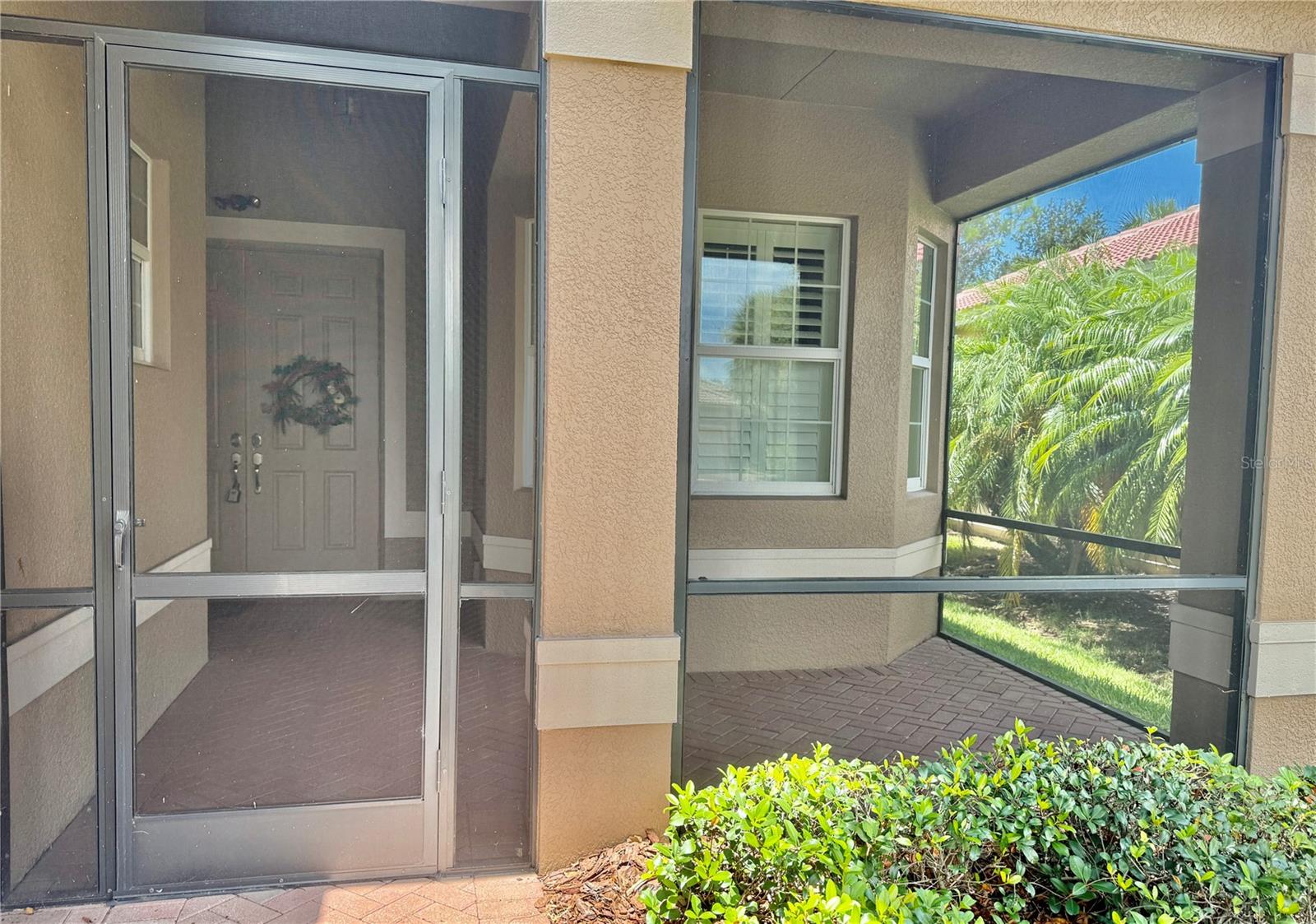 HOME ENTRY FEATURES LARGE SCREENED LANAI