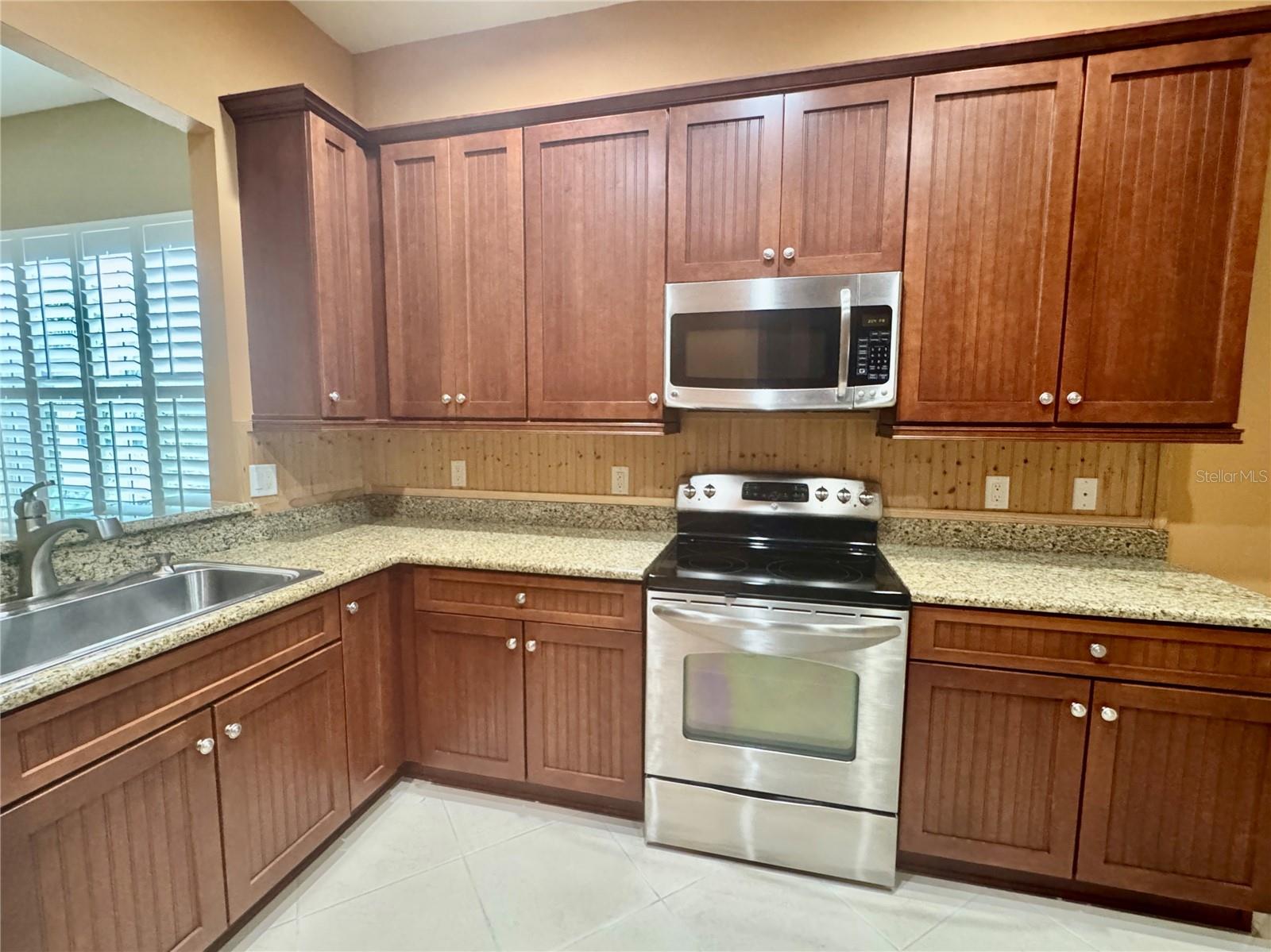 STAINLESS LARGE BOWL SINK / BEAD BOARD 42" CABINETS / CUSTOM BACKSPLASH