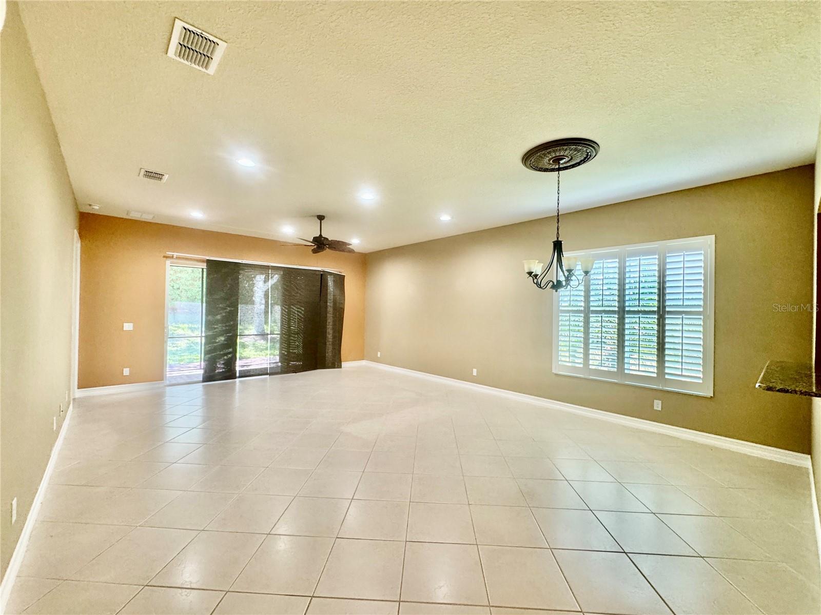 SPACIOUS LIVING ROOM & DINING AREA