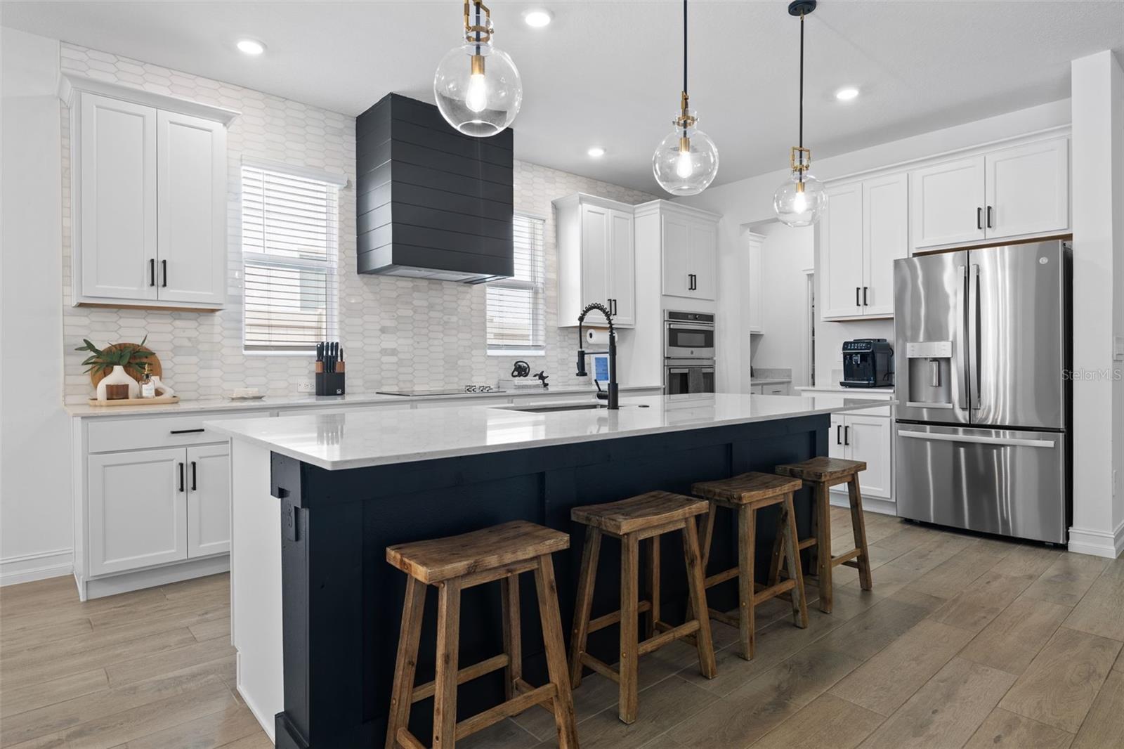 Oversized Island with Breakfast Bar