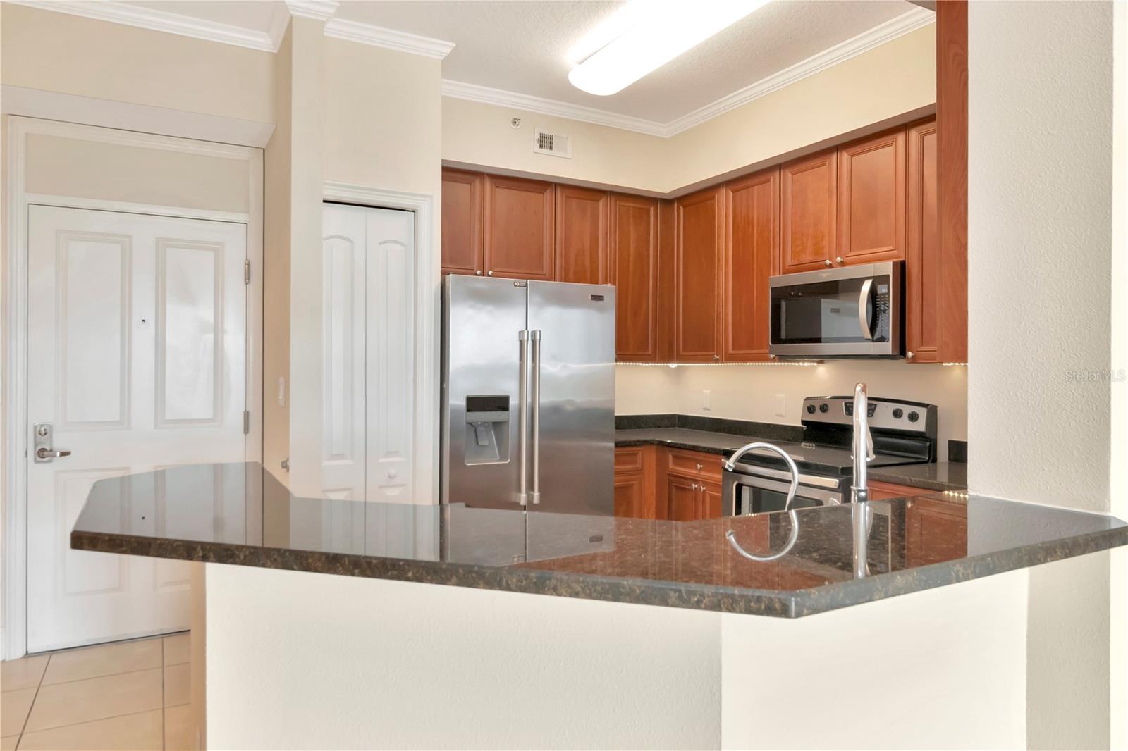 Kitchen w/ Breakfast Bar