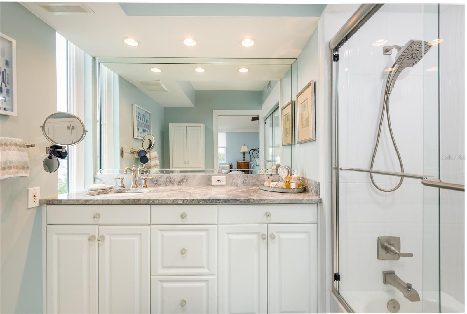 Primary en-suite bathroom