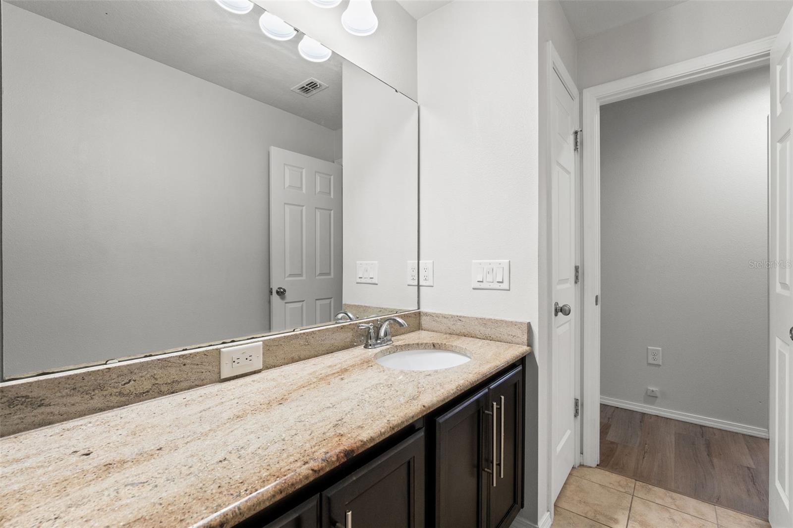 Upstairs Full Bathroom