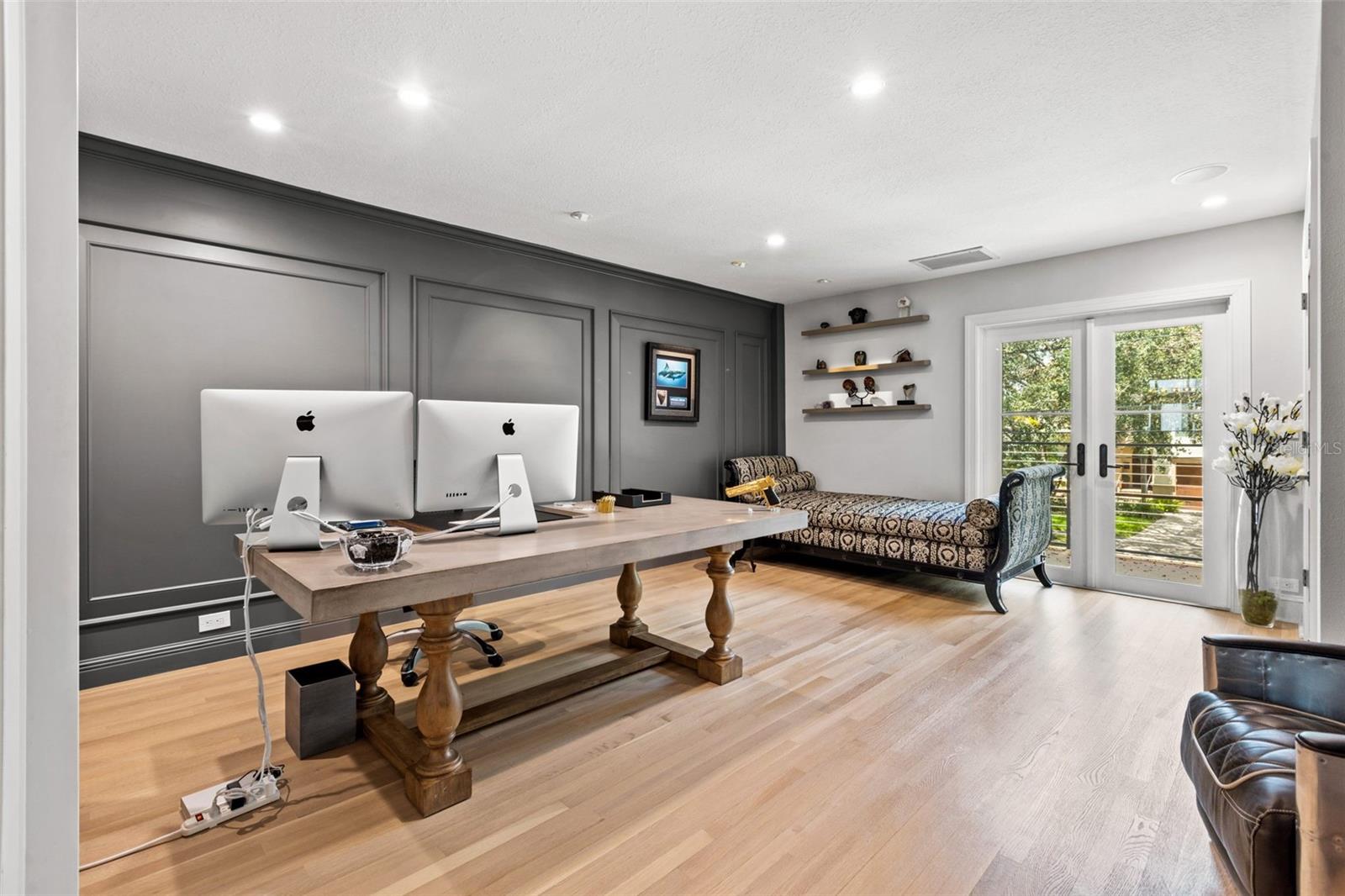 Bedroom/Home office