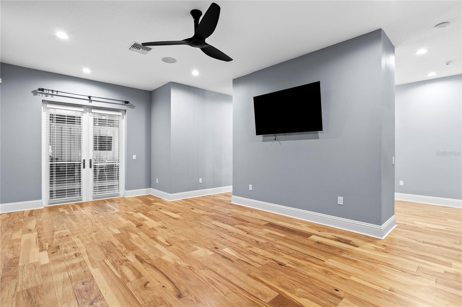 Private Sitting Area & Balcony Access!