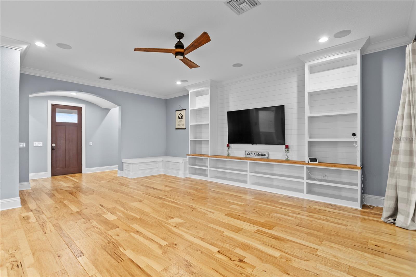 Warm & Inviting Living Room!
