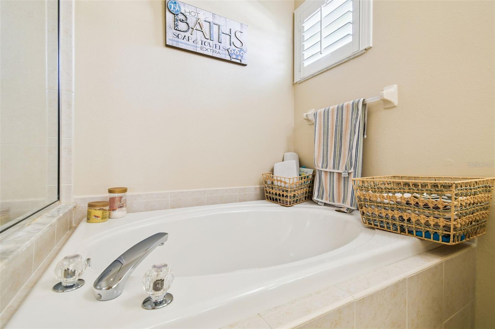 MASTER BATH/TUB