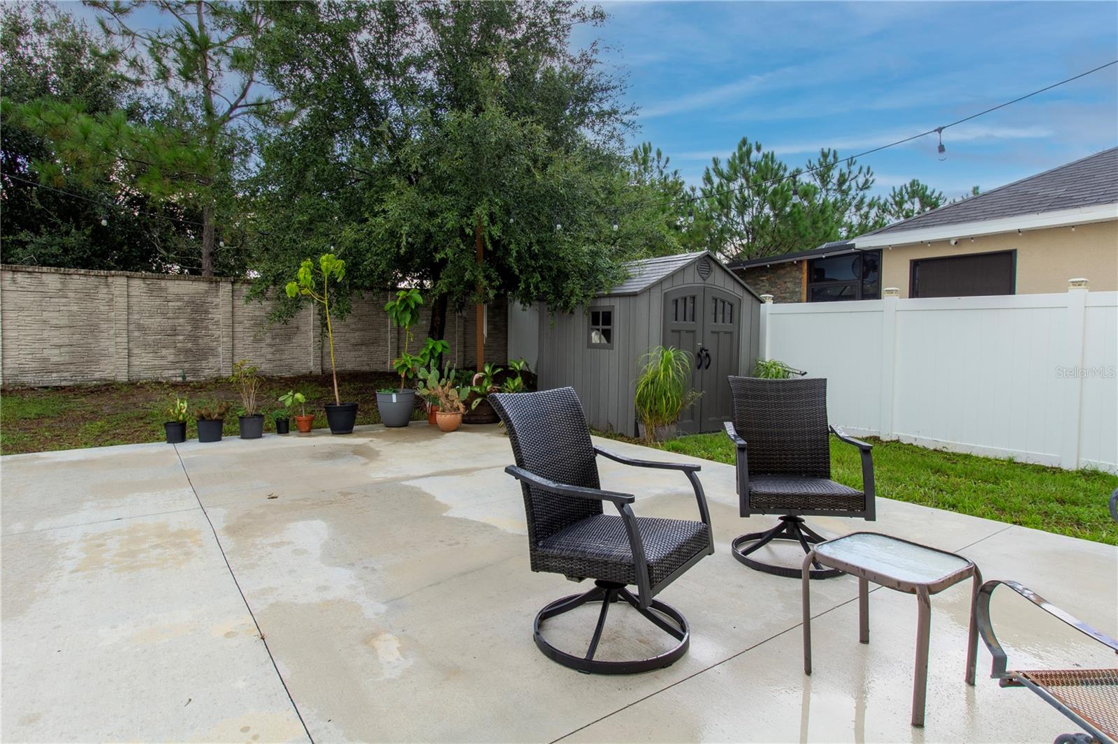 Concrete deck in the patio