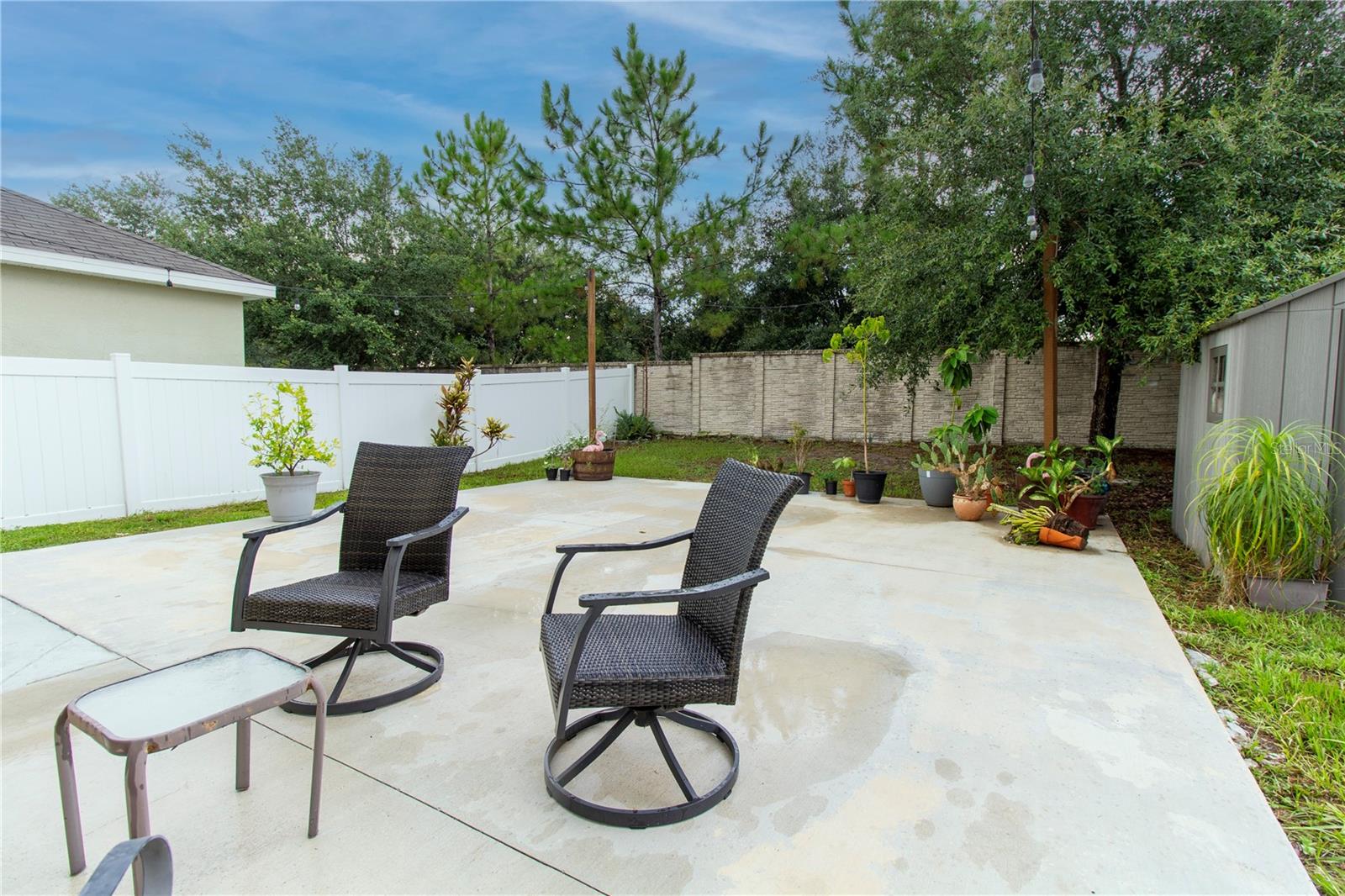 Concrete deck in the patio