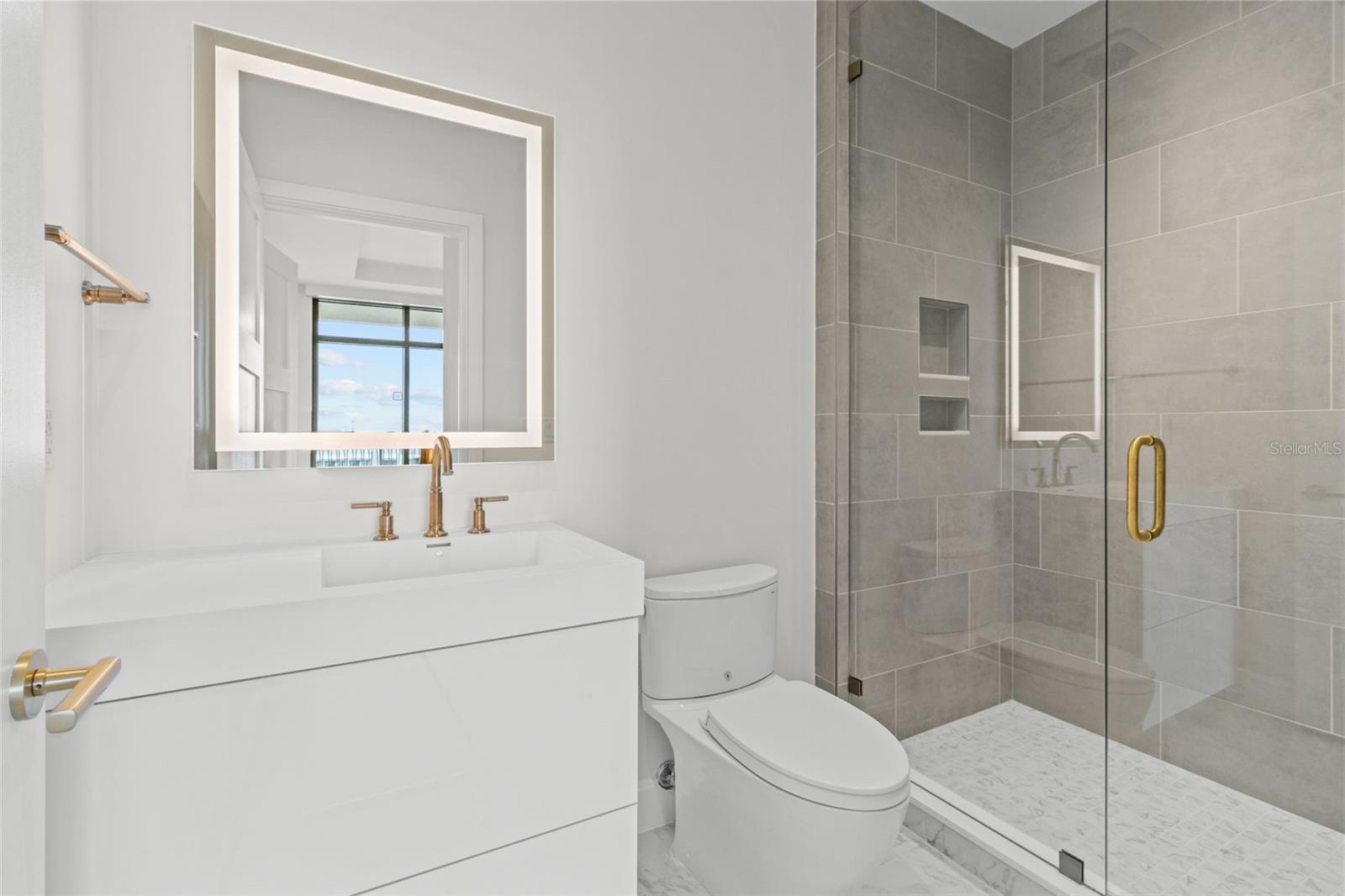 Guest Room 2 En-Suite Bath