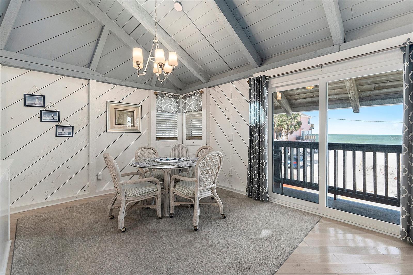 Hampton dining balcony entry