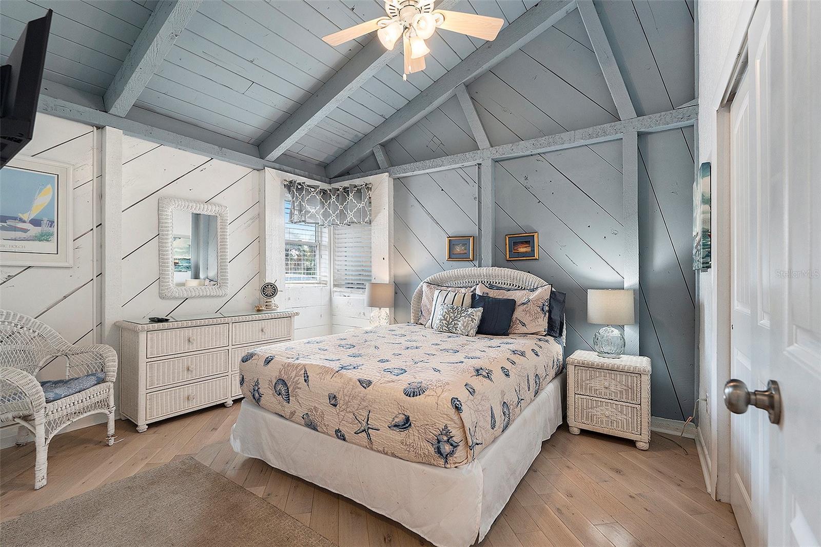 Hampton queen bed