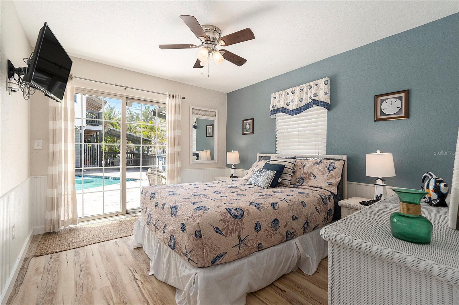 Montauk queen bed