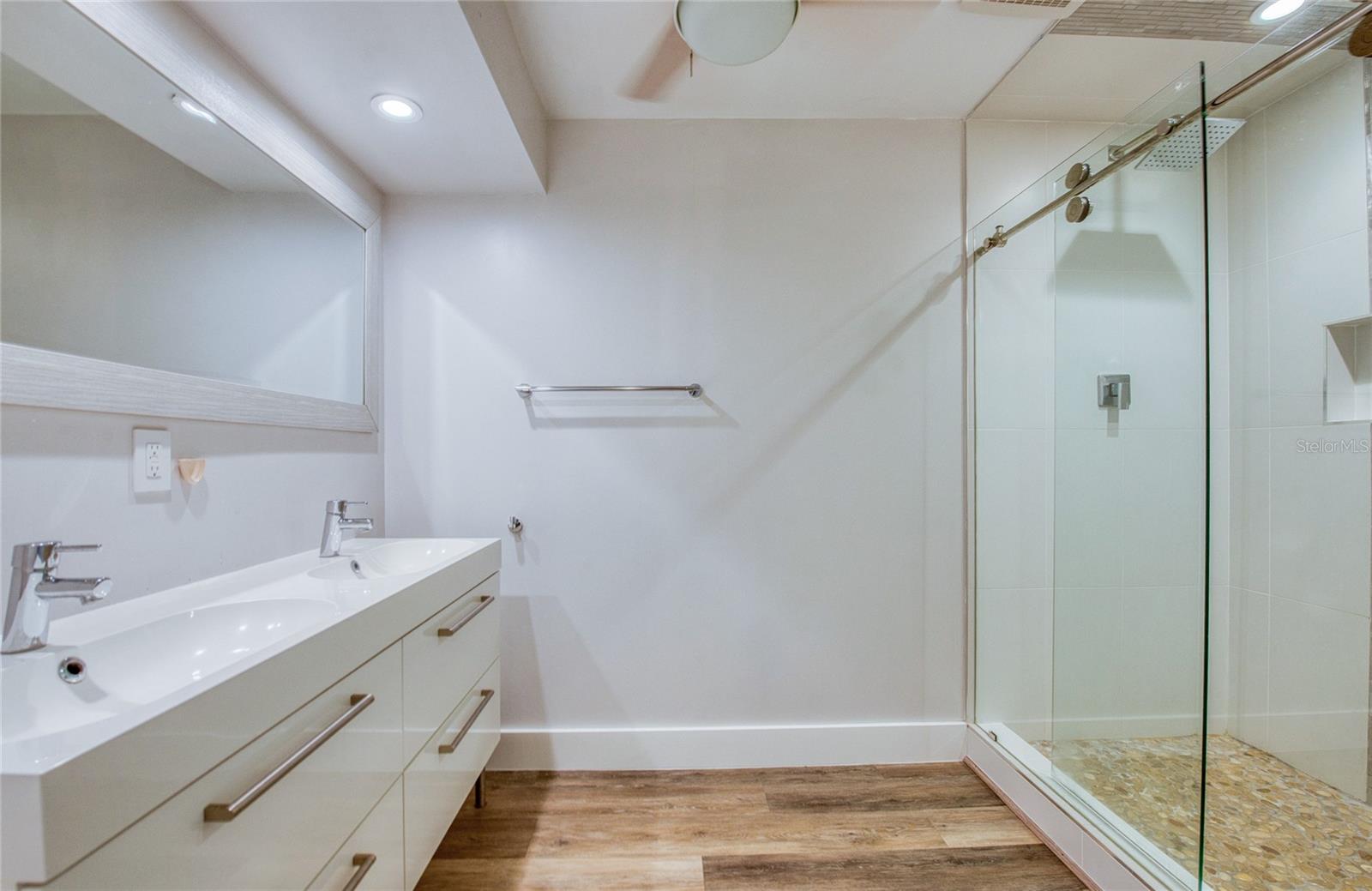 Primary ensuite full bathroom