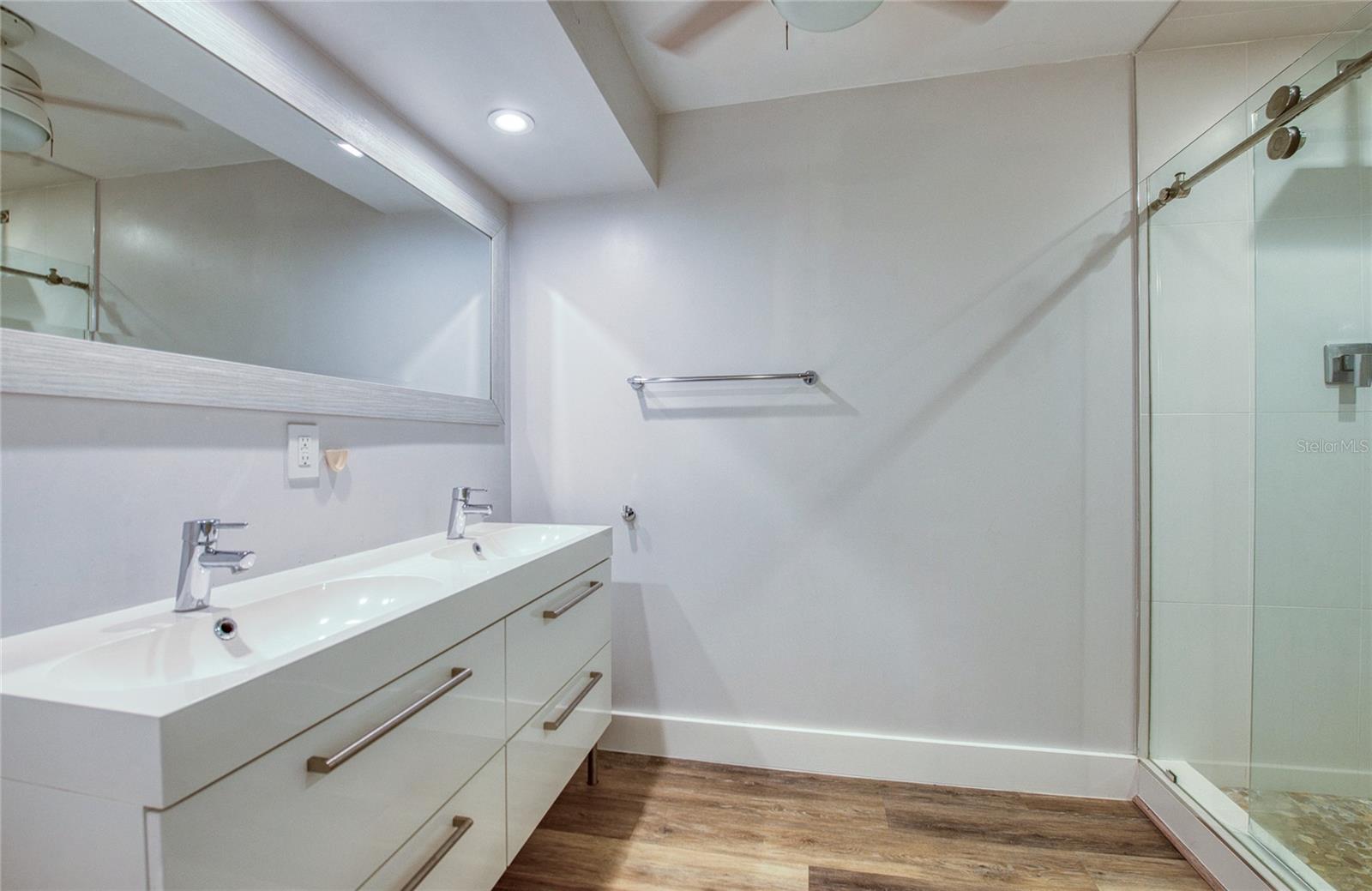 Primary ensuite full bathroom