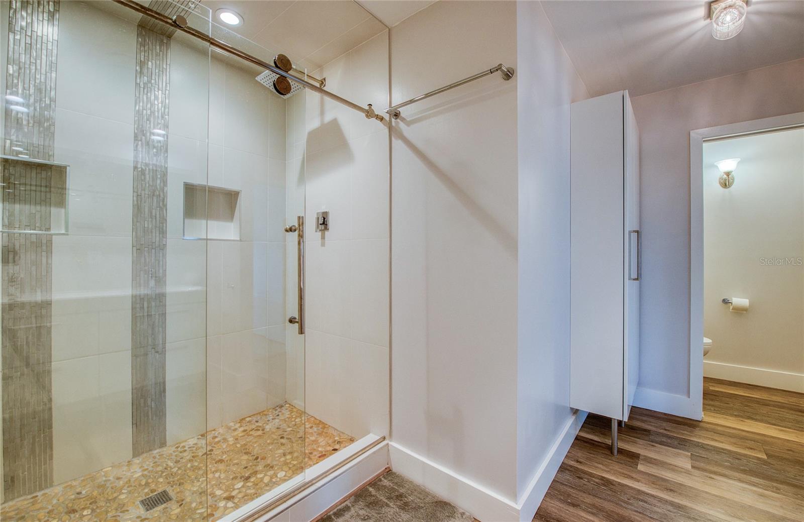 Primary ensuite full bathroom