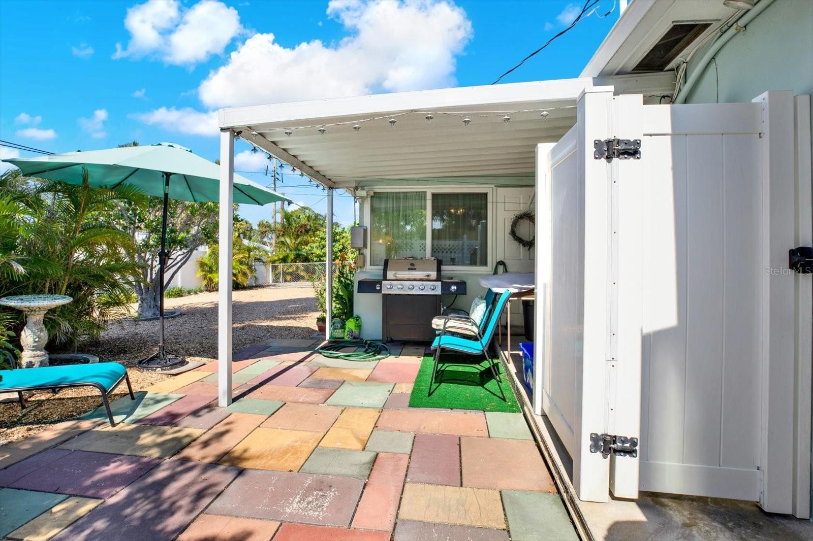 Covered patio & backyard