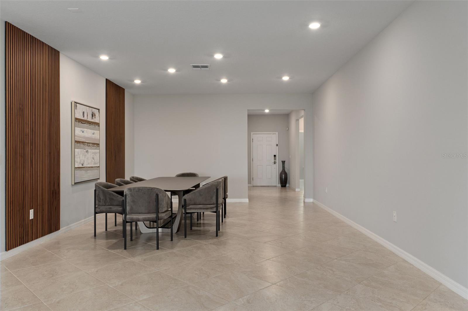 Dining to foyer