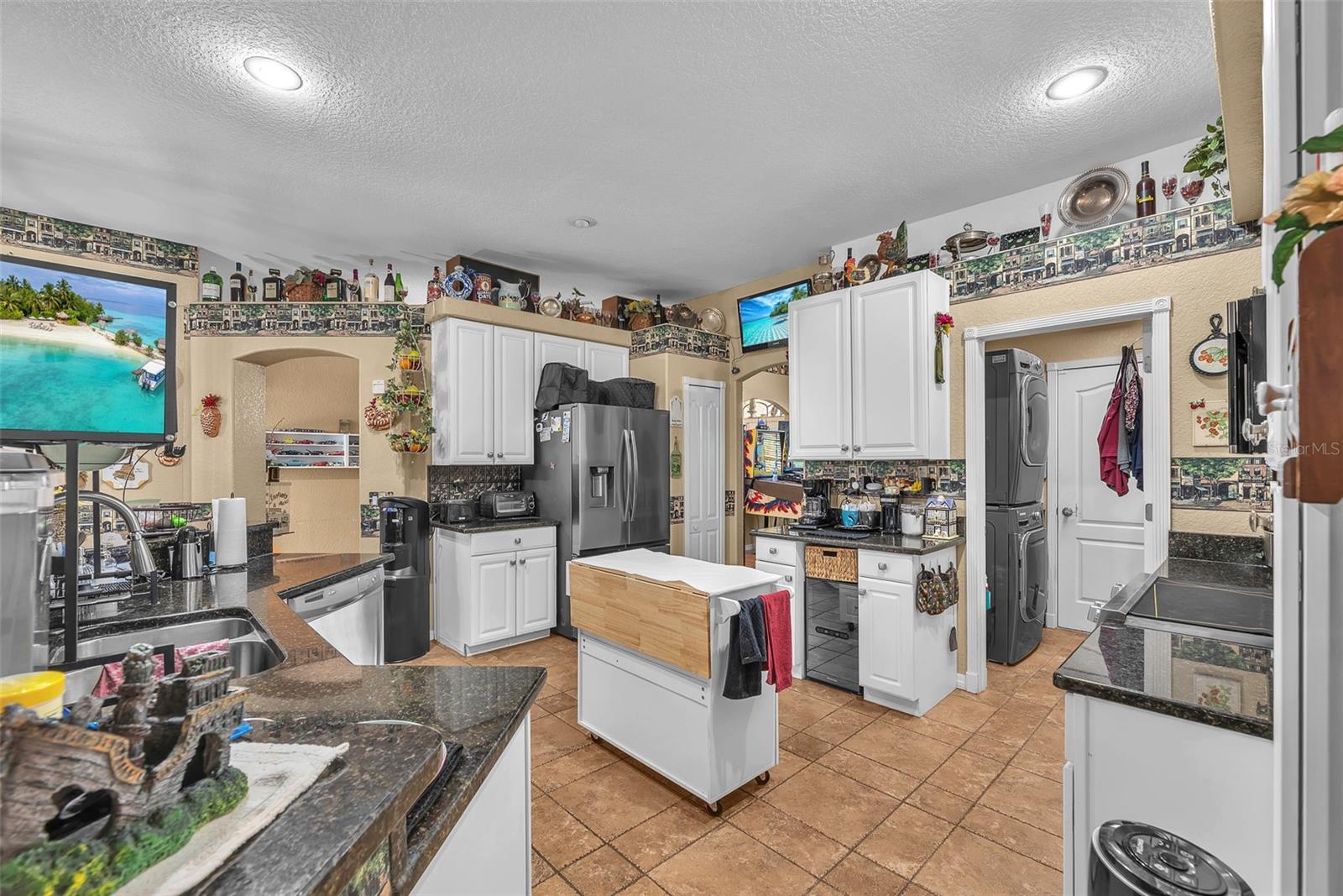 Kitchen has lots of storage