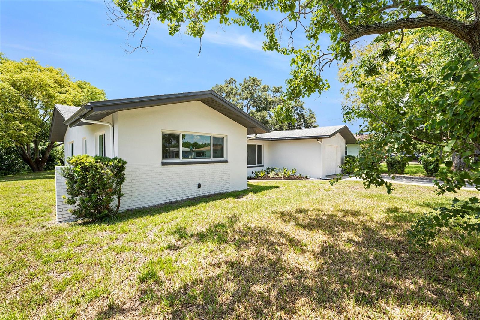 Spacious lot