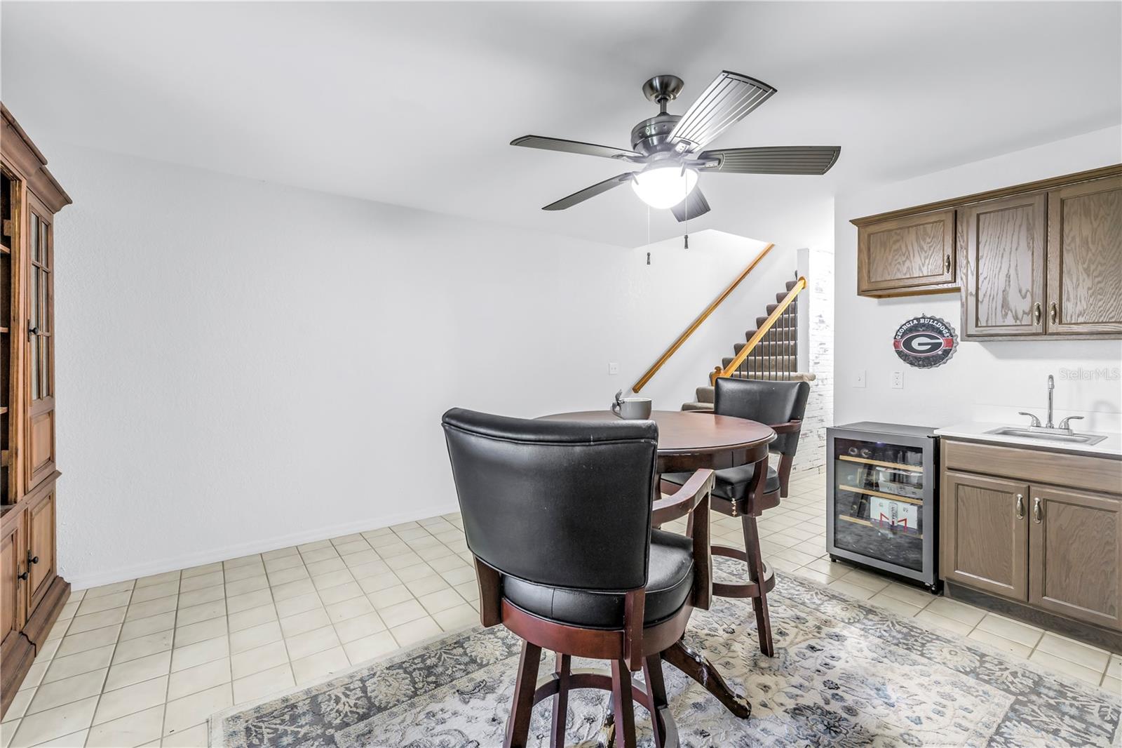 Flex space with wet bar area, 1st floor