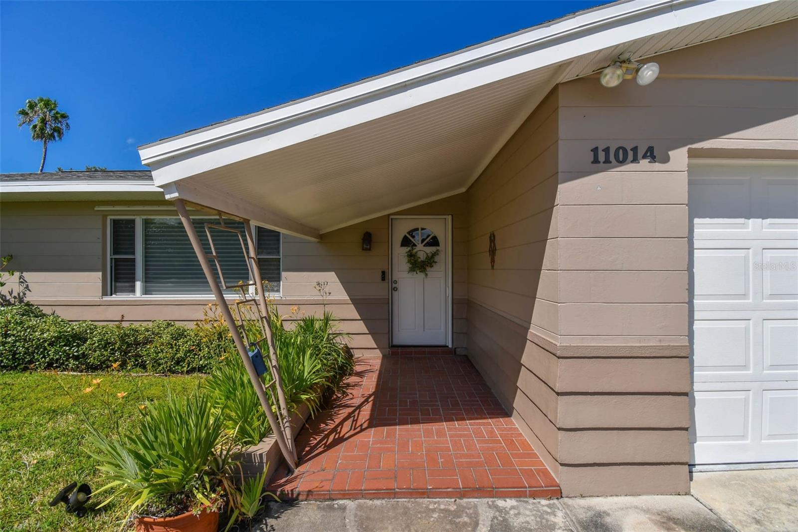 Inviting mid-century charm