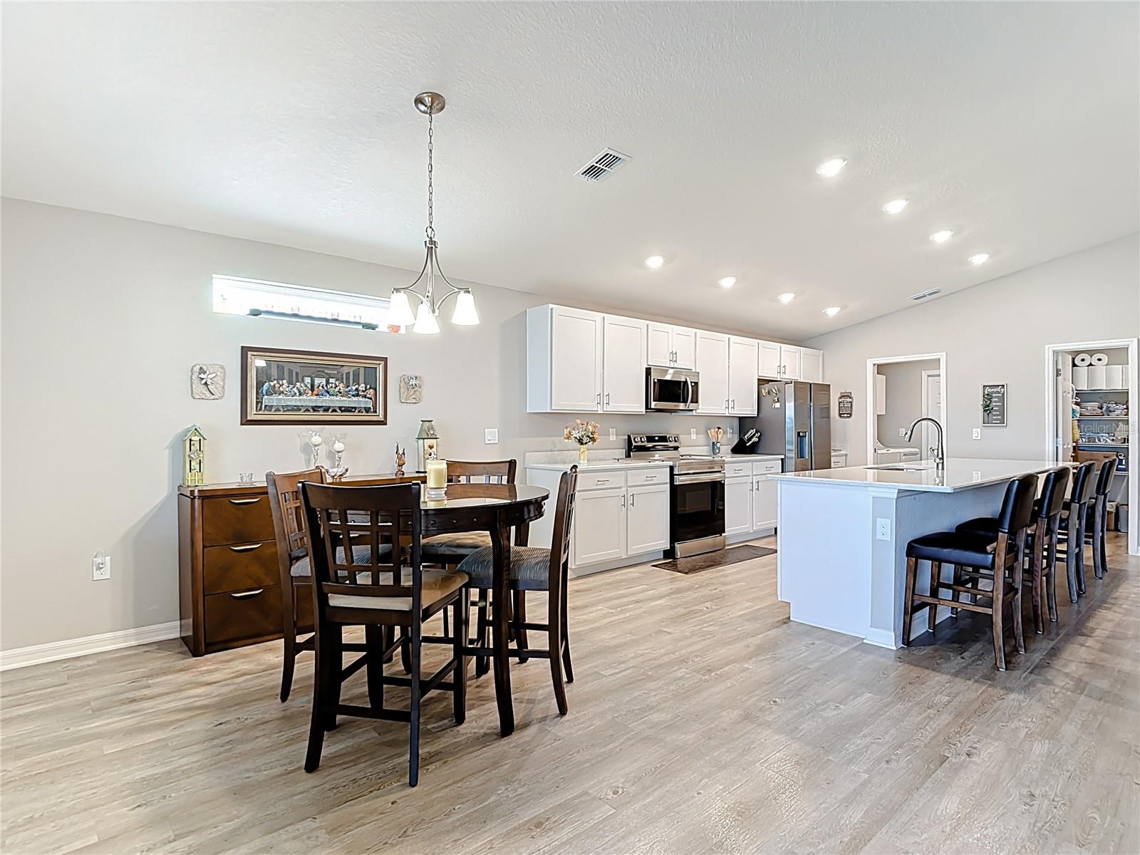 Dining area & kitchen