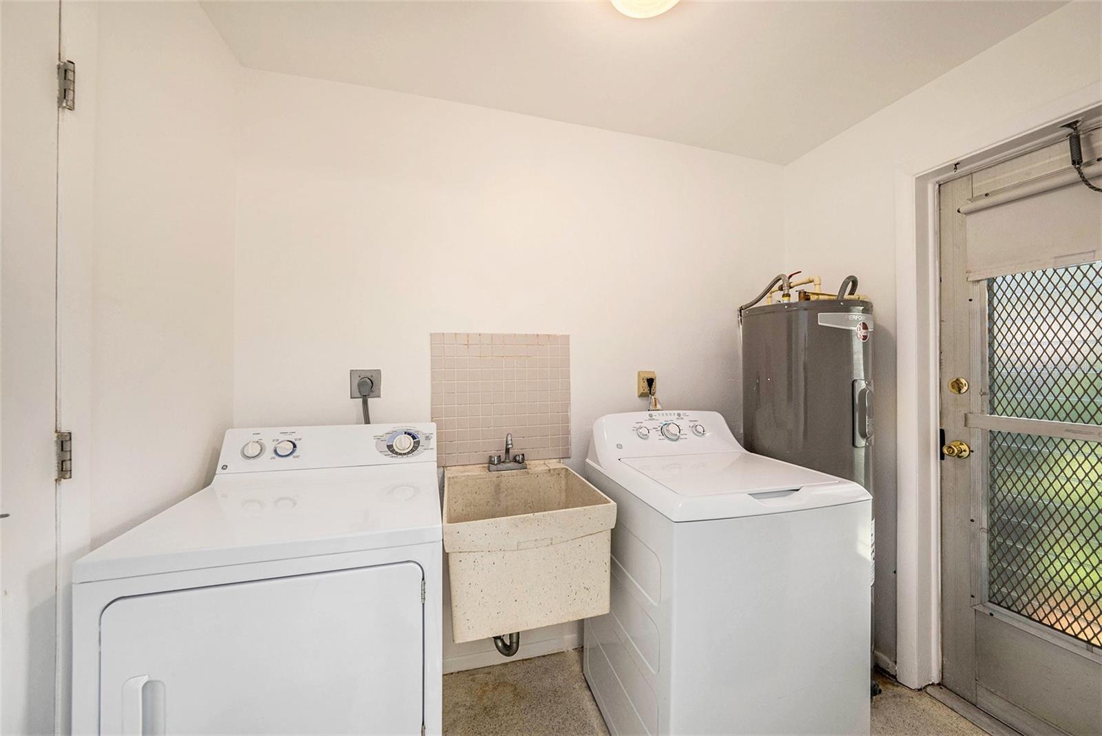 Laundry Room w/ utility sink
