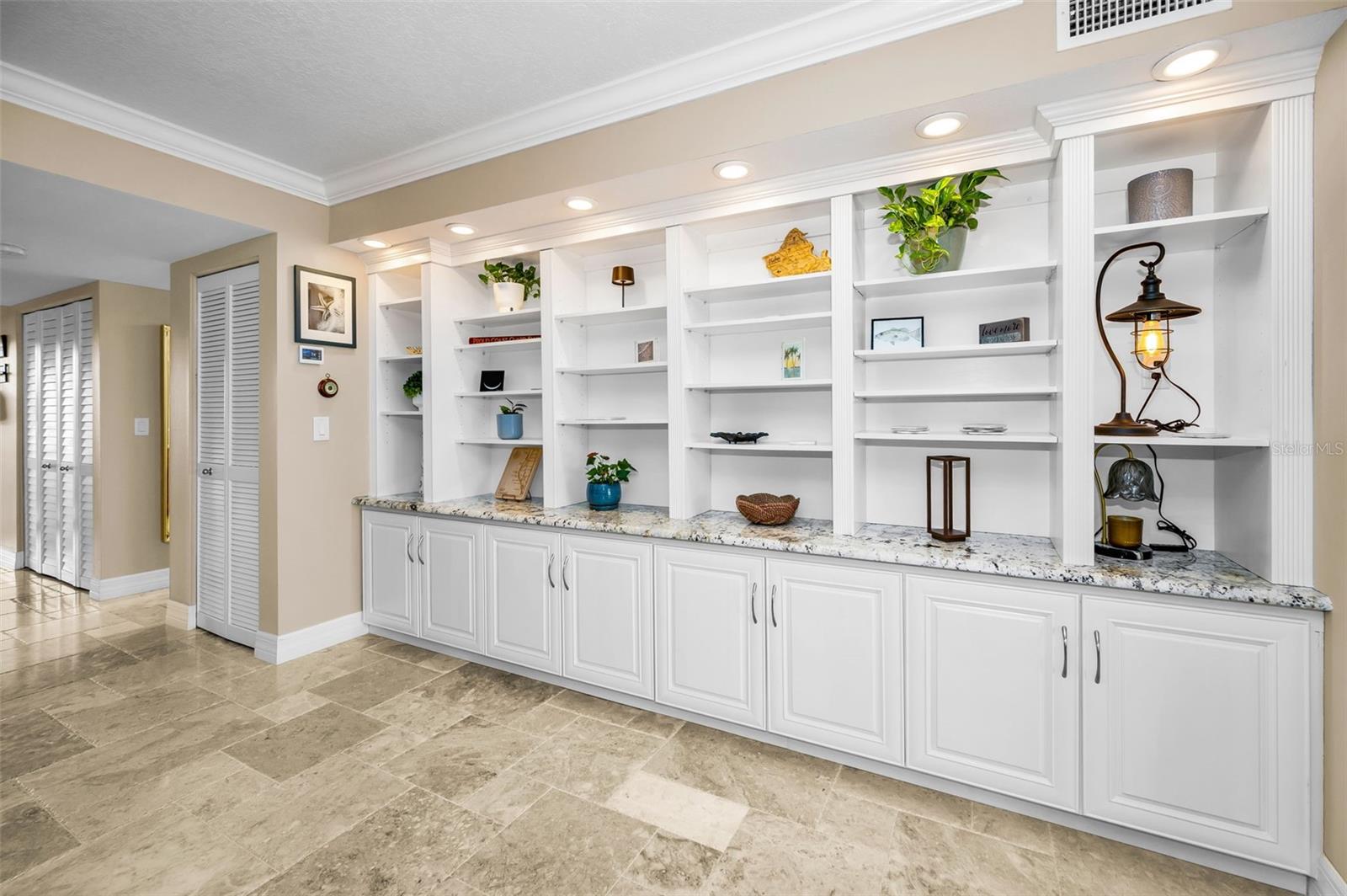 Pull-out drawers in lower cabinets